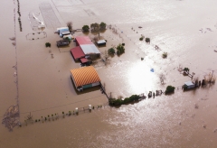 [영상] 보름새 3차례 폭풍 강타...포르투갈, 한겨울에 '물바다'